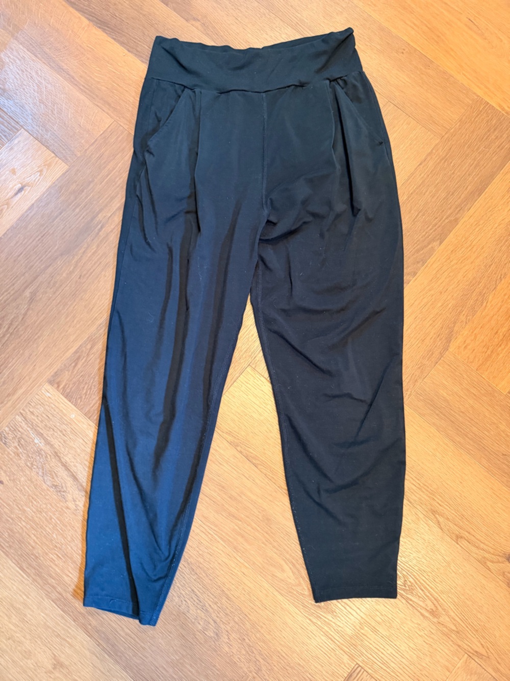 Vuori Black Performance Tapered Leggings Women’s Medium Hidden Pocket